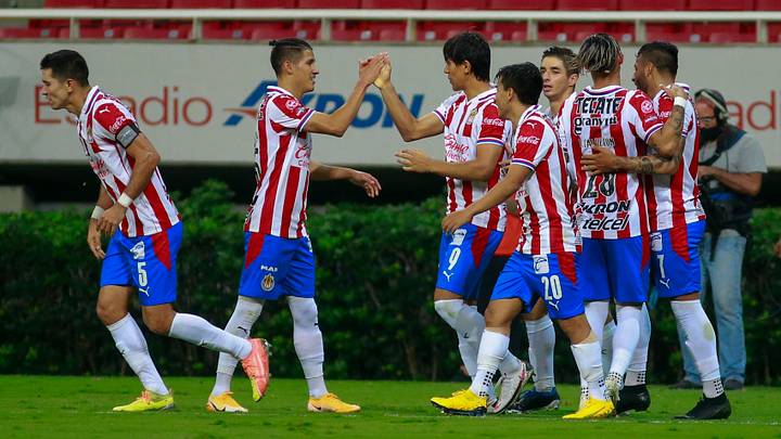Jugadores de las Chivas del Guadalajara celebran un gol.
