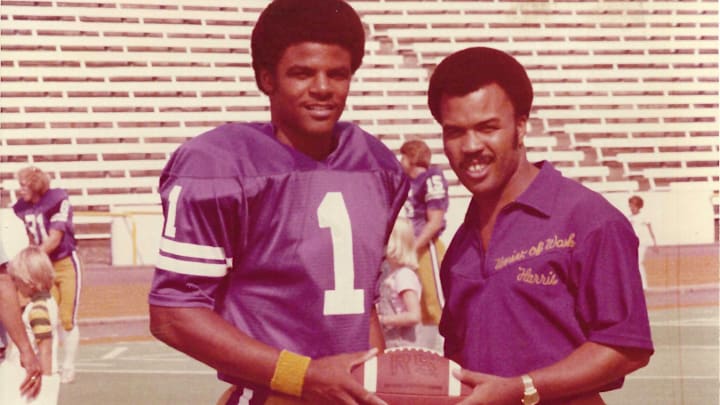Warren Moon and Chick Harris share a UW moment.