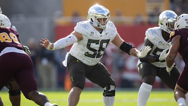 Oregon Ducks offensive lineman Jackson Powers-Johnson (58)