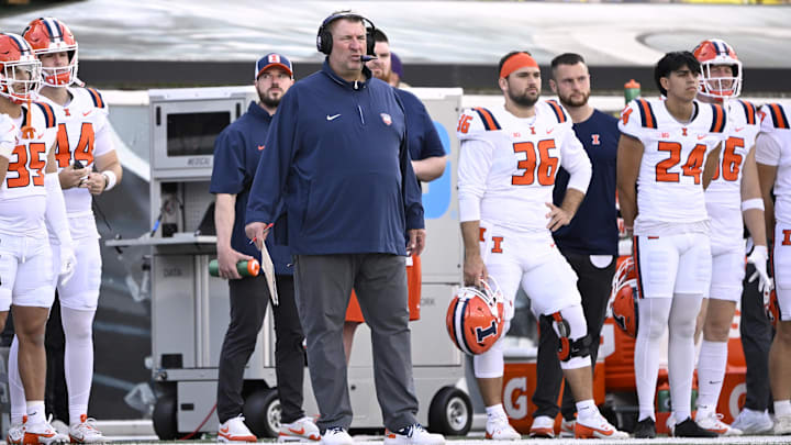 Oct 26, 2024; Eugene, Oregon, USA; Illinois Fighting Illini head coach Bret Bielema watches the game against the Oregon Ducks during the second half at Autzen Stadium. Mandatory Credit: Troy Wayrynen-Imagn Images Oct 26, 2024; Eugene, Oregon, USA; Illinois Fighting Illini head coach Bret Bielema watches the game against the Oregon Ducks during the second half at Autzen Stadium. Mandatory Credit: Troy Wayrynen-Imagn Images