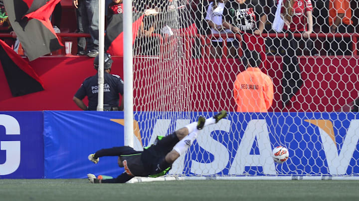 De Santo Anastácio para São Victor: defesa do goleiro contra o Tijuana virou até filme De Santo Anastácio para São Victor: defesa do goleiro contra o Tijuana virou até filme