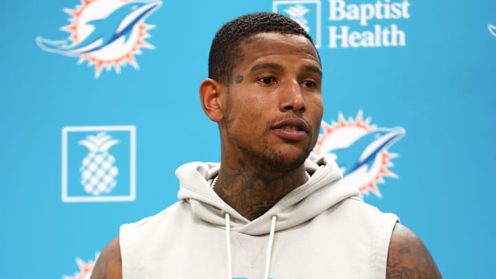 Miami Dolphins tight end Darren Waller