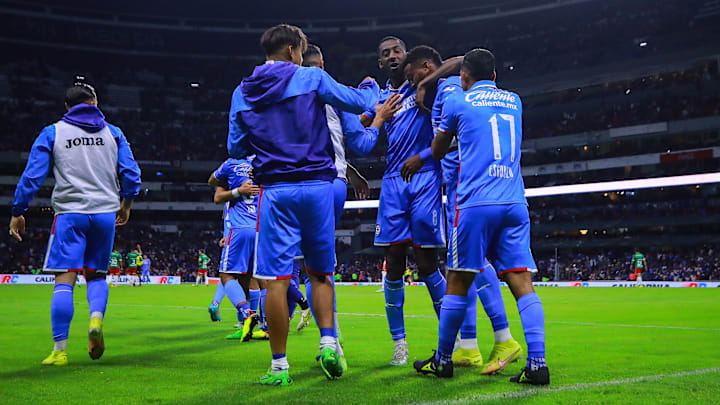 Jugadores de Cruz Azul celebran un gol.
