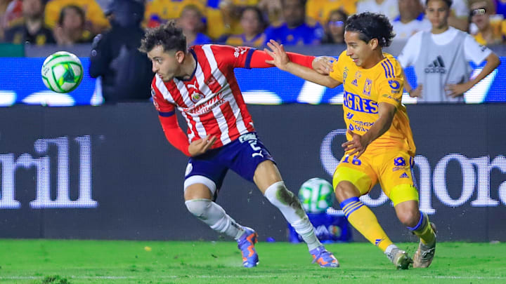 Diego Lainez y Alan Mozo.