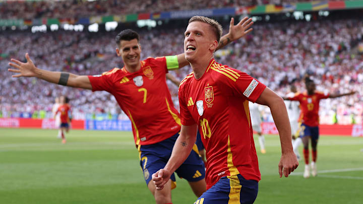 Dani Elmo und Alvaro Morata bejubeln den Sieg gegen Deutschland