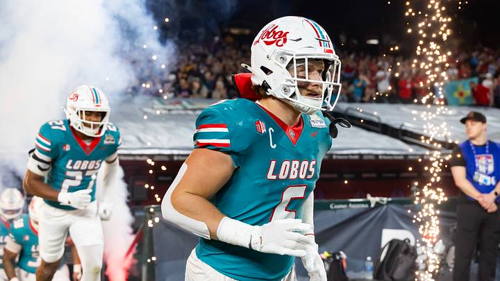 Dec 26, 2025; Phoenix, AZ, USA; New Mexico Lobos linebacker Jaxton Eck (6) against the Minnesota Golden Gophers during the Rate Bowl at Chase Field. Mandatory Credit: Mark J. Rebilas-Imagn Images Dec 26, 2025; Phoenix, AZ, USA; New Mexico Lobos linebacker Jaxton Eck (6) against the Minnesota Golden Gophers during the Rate Bowl at Chase Field. Mandatory Credit: Mark J. Rebilas-Imagn Images