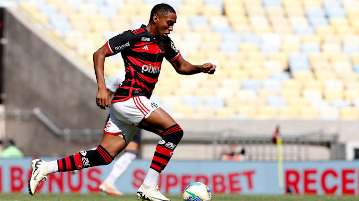 Lorran perdeu espaço no Flamengo na era Filipe Luís 