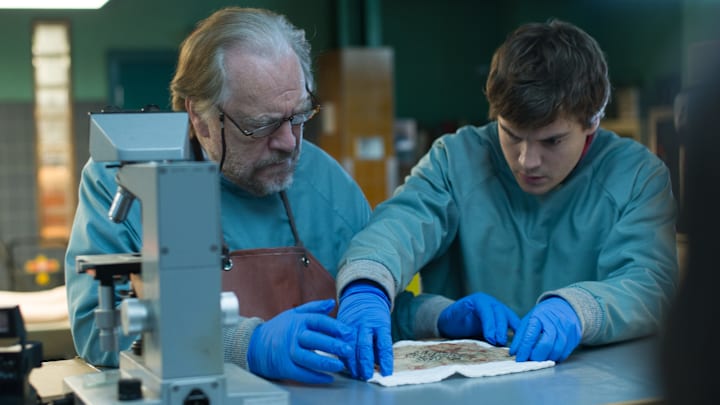 Emile Hirsch and Brian Cox in The Autopsy of Jane Doe 