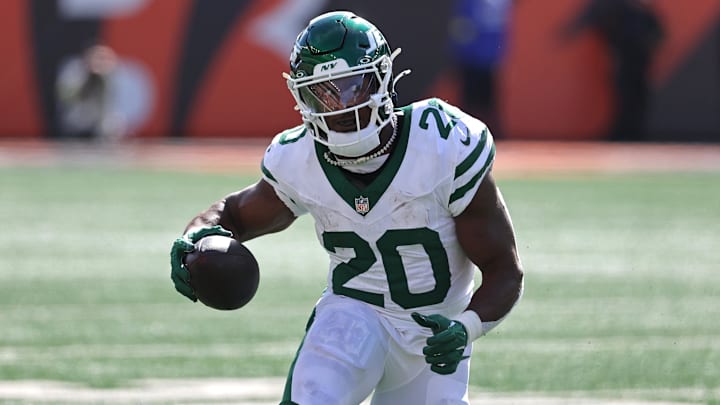 Oct 26, 2025; Cincinnati, Ohio, USA; New York Jets running back Breece Hall (20) runs with the ball during the second quarter against the Cincinnati Bengals at Paycor Stadium. Mandatory Credit: Joseph Maiorana-Imagn Images