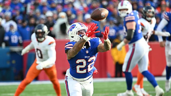 Jan 12, 2025; Orchard Park, New York, USA; Buffalo Bills running back Ray Davis (22) misses a pass from Buffalo Bills quarterback Josh Allen Jan 12, 2025; Orchard Park, New York, USA; Buffalo Bills running back Ray Davis (22) misses a pass from Buffalo Bills quarterback Josh Allen