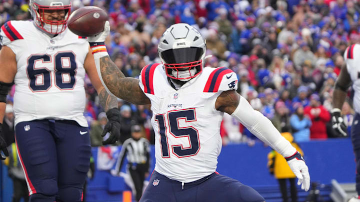 Ezekiel Elliott is one low-cost RB that the Packers should target. 