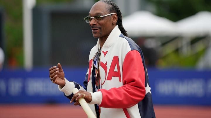 Jun 23, 2024; Eugene, OR, USA; Snoop Dogg holds a pole vault pole during the US Olympic Team Trials at Hayward Field. Jun 23, 2024; Eugene, OR, USA; Snoop Dogg holds a pole vault pole during the US Olympic Team Trials at Hayward Field.