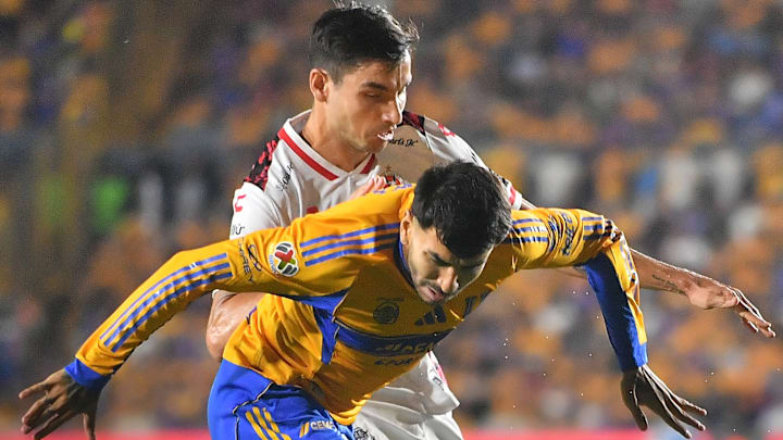 El español Unai Bilbao cubre al argentino Ángel Correa durante la fase regular del A2025