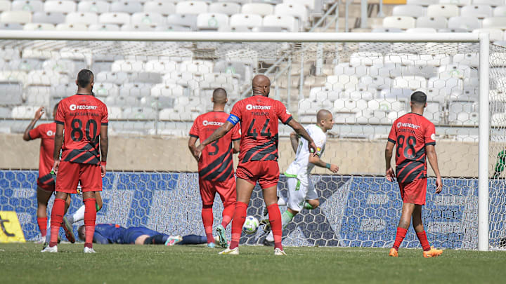 Duelo foi válido pela 10ª rodada do Campeonato Brasileiro