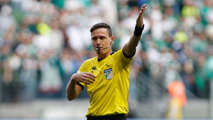 Ramon Abatti Abel foi o árbitro do duelo do último domingo Ramon Abatti Abel foi o árbitro do duelo do último domingo