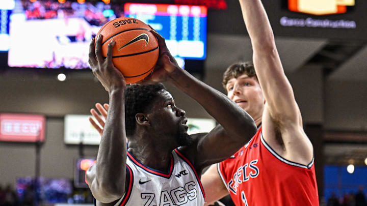 Gonzaga forward Graham Ike (left) and Saint Mary's center Harry Wessels (right).