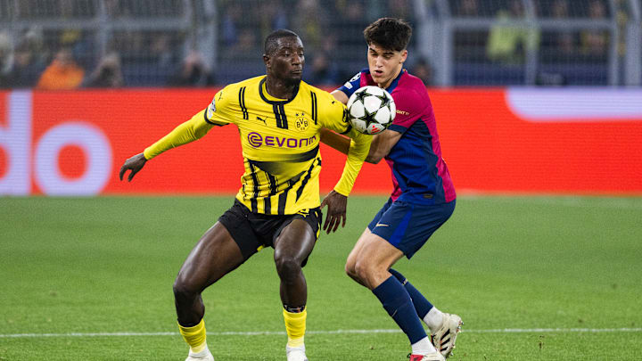 Dortmunds Serhou Guirassy im Zweikampf mit Barcelonas Pau Cubarsi