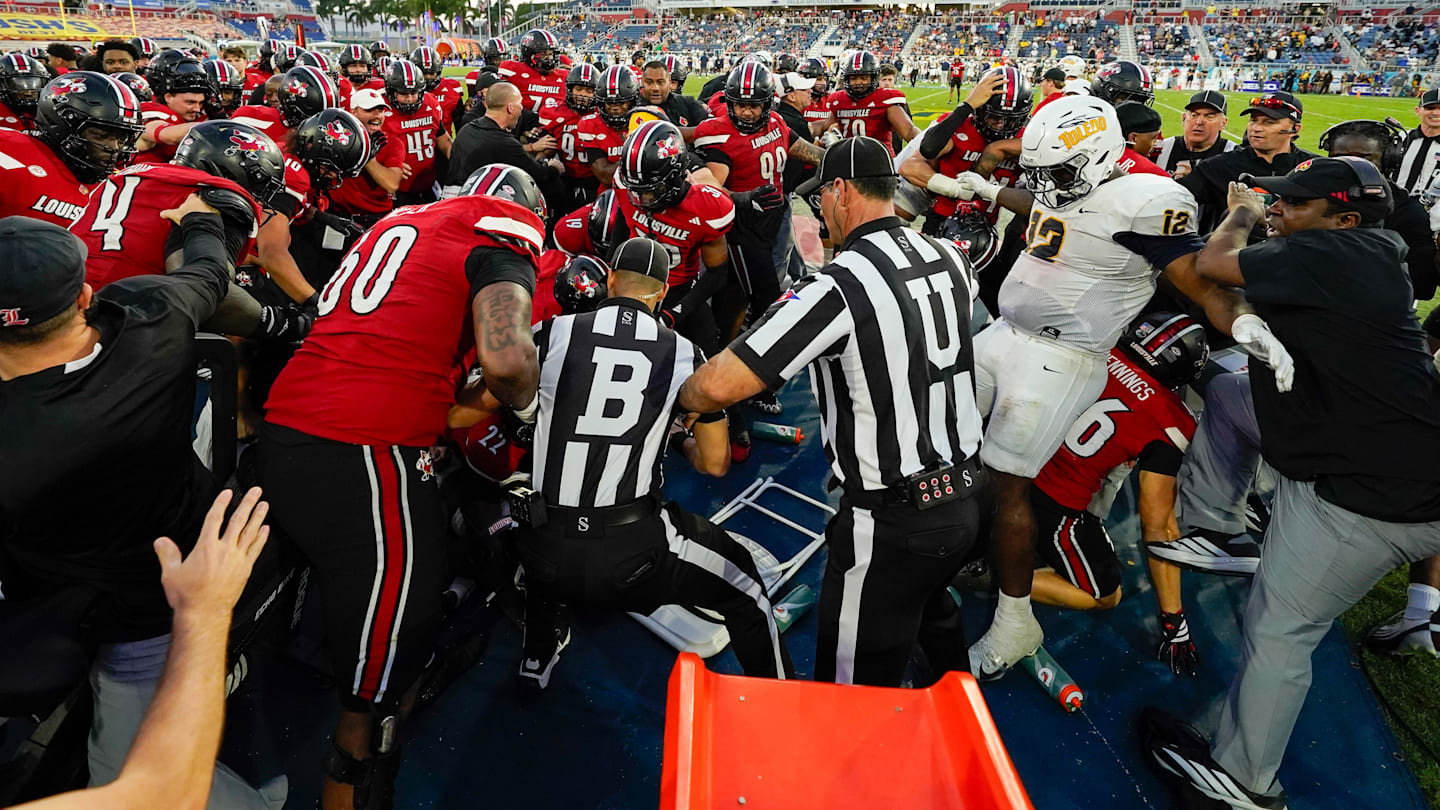 College football bowl game features sideline brawl in final minutes