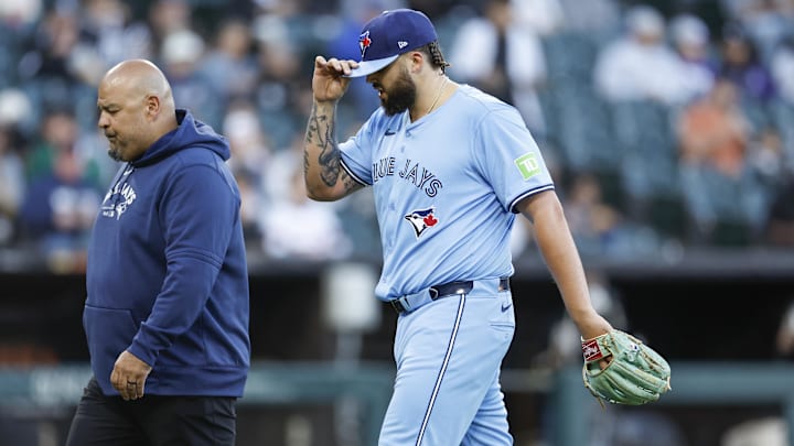 May 27, 2024; Chicago, Illinois, USA; Toronto Blue Jays starting pitcher Alek Manoah (6) leaves the game against the Chicago White Sox due to injury during the second inning at Guaranteed Rate Field. Mandatory Credit: Kamil Krzaczynski-USA TODAY Sports