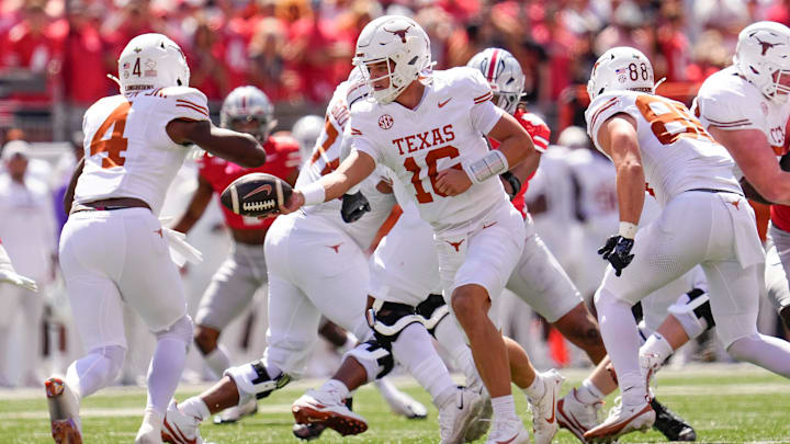 Texas Longhorns quarterback Arch Manning (16) hands off to running back CJ Baxter (4) during the NCAA football game against the Ohio State Buckeyes at Ohio Stadium on Aug. 30, 2025. Texas Longhorns quarterback Arch Manning (16) hands off to running back CJ Baxter (4) during the NCAA football game against the Ohio State Buckeyes at Ohio Stadium on Aug. 30, 2025.