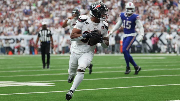 Houston Texans running back David Montgomery (32) makes a catch for a touchdown during the second half against the Buffalo Bills at Reliant Stadium. Mandatory Credit: Thomas Shea-Imagn Images Houston Texans running back David Montgomery (32) makes a catch for a touchdown during the second half against the Buffalo Bills at Reliant Stadium. Mandatory Credit: Thomas Shea-Imagn Images