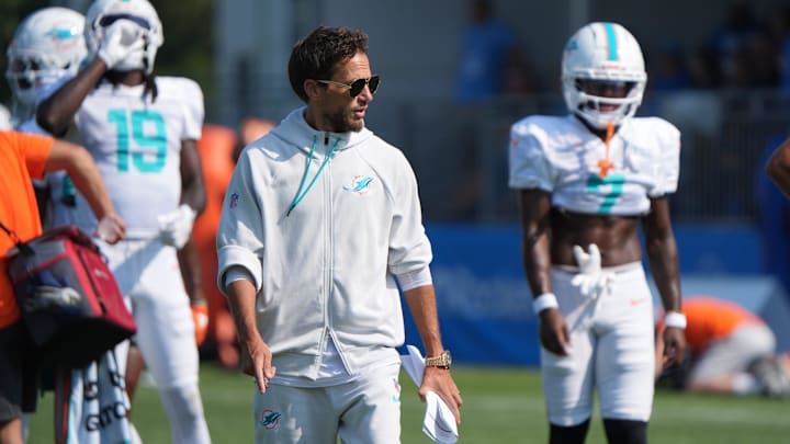 Miami Dolphins coach Mike McDaniel talks with the wide receivers during joint practice with the Detroit Lions at the Lions headquarters and training facility in Allen Park, Thursday, Aug. 14, 2025. Miami Dolphins coach Mike McDaniel talks with the wide receivers during joint practice with the Detroit Lions at the Lions headquarters and training facility in Allen Park, Thursday, Aug. 14, 2025.
