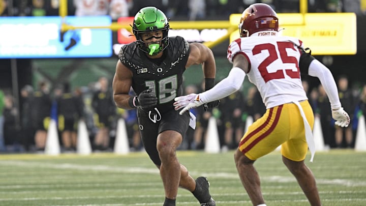 Nov 22, 2025; Eugene, Oregon, USA; Oregon Ducks tight end Kenyon Sadiq (18) looks on against the Southern California Trojans during the second half at Autzen Stadium. Mandatory Credit: Troy Wayrynen-Imagn Images