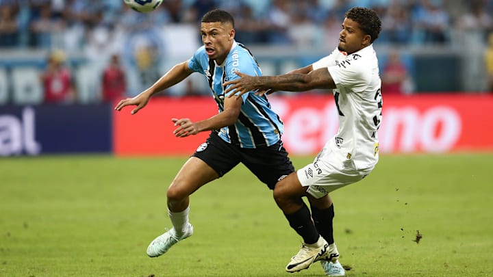 Alysson Edward foi titular em sete dos últimos oito jogos do Grêmio Alysson Edward foi titular em sete dos últimos oito jogos do Grêmio
