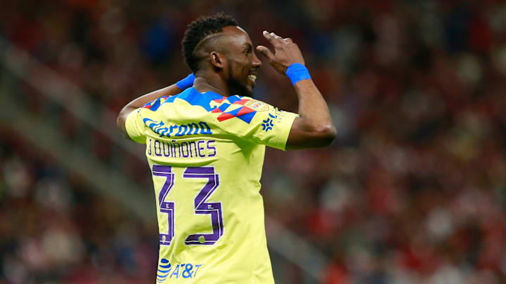 Julián Quiñones habría recibido insultos racistas por parte de la afición de Chivas 