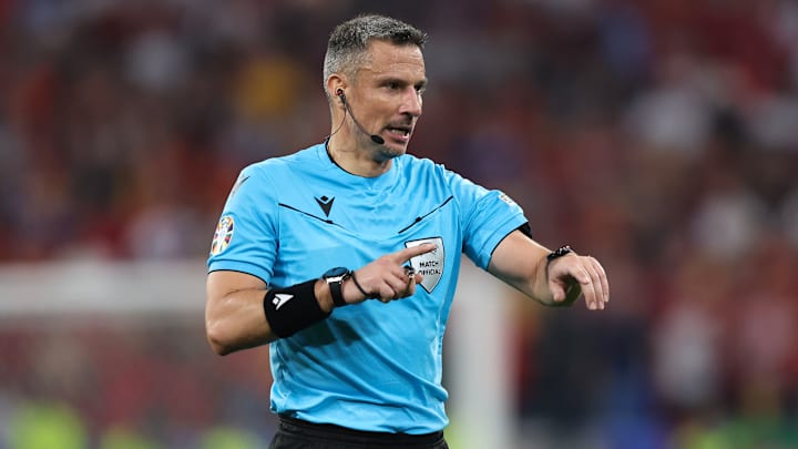 Slavko Vincic est l'arbitre de ce match.