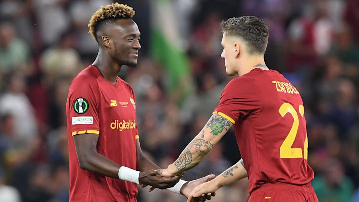 Les joueurs de l'AS Roma après le premier but lors de la finale de Ligue Europa Conférence.