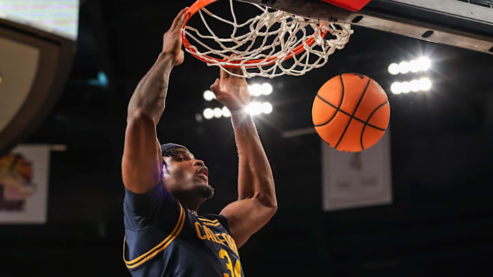 One of Lee Dort's five dunks