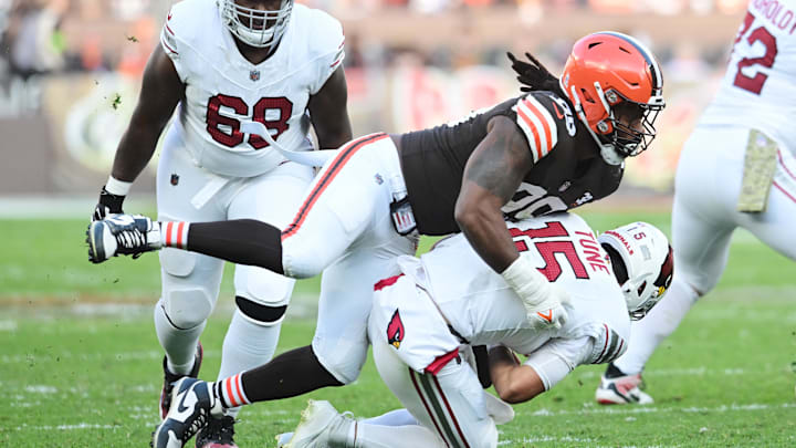 Nov 5, 2023; Cleveland, Ohio, USA; Cleveland Browns defensive end Za'Darius Smith (99) sacks Arizona Cardinals quarterback Clayton Tune (15) during the second half at Cleveland Browns Stadium. Mandatory Credit: Ken Blaze-Imagn Images Nov 5, 2023; Cleveland, Ohio, USA; Cleveland Browns defensive end Za'Darius Smith (99) sacks Arizona Cardinals quarterback Clayton Tune (15) during the second half at Cleveland Browns Stadium. Mandatory Credit: Ken Blaze-Imagn Images