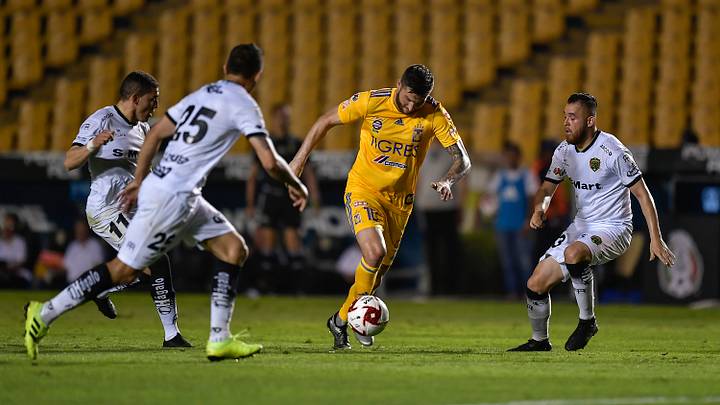 André-Pierre Gignac ante la marca de tres jugadores de FC Juárez.