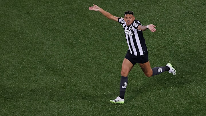 Com 14 gols, Tiquinho Soares é o artilheiro isolado do Brasileirão