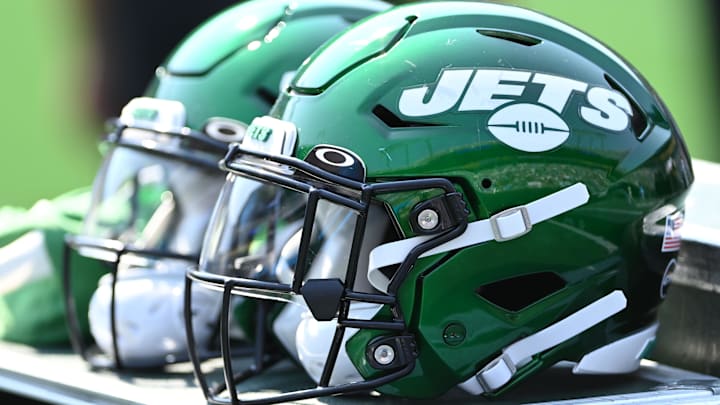 Sep 12, 2021; Charlotte, North Carolina, USA; New York Jets helmets on the sidelines at Bank of America Stadium. Mandatory Credit: Bob Donnan-Imagn Images Sep 12, 2021; Charlotte, North Carolina, USA; New York Jets helmets on the sidelines at Bank of America Stadium. Mandatory Credit: Bob Donnan-Imagn Images