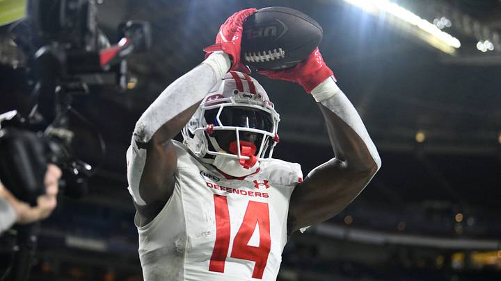 Jun 8, 2025; St. Louis, MO, USA; DC Defenders wide receiver Cornell Powell (14) makes a catch for a two-point conversion against the St. Louis Battlehawks at The Dome at America’s Center. Mandatory Credit: Jeff Le-Imagn Images Jun 8, 2025; St. Louis, MO, USA; DC Defenders wide receiver Cornell Powell (14) makes a catch for a two-point conversion against the St. Louis Battlehawks at The Dome at America’s Center. Mandatory Credit: Jeff Le-Imagn Images