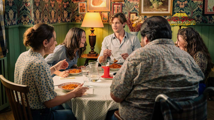 Helen (Gina Henkel), Ruby (Harriet Herbig-Matten), James (Damian Hardung), Angus (Martin Neuhaus), Ember (Runa Greiner) in Maxton Hall season 2