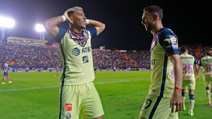 El jugador Roger Martínez celebra un gol con el América.