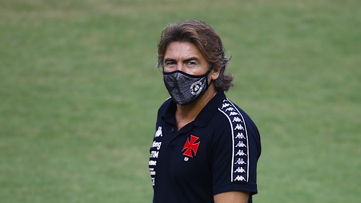 Técnico português esteve à frente do clube em 15 jogos