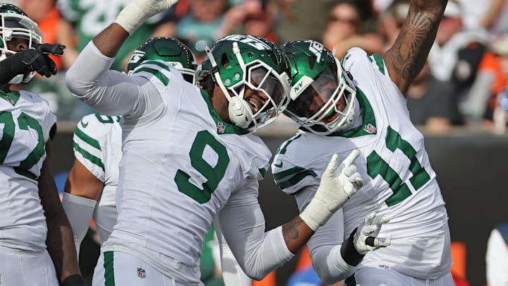 Oct 26, 2025; Cincinnati, Ohio, USA; New York Jets defensive end Will McDonald IV (9) and linebacker Jermaine Johnson (11) /celebrates during the fourth quarter against the Cincinnati Bengals at Paycor Stadium. Mandatory Credit: Joseph Maiorana-Imagn Images Oct 26, 2025; Cincinnati, Ohio, USA; New York Jets defensive end Will McDonald IV (9) and linebacker Jermaine Johnson (11) /celebrates during the fourth quarter against the Cincinnati Bengals at Paycor Stadium. Mandatory Credit: Joseph Maiorana-Imagn Images