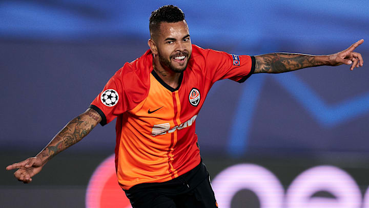 Revelado no Corinthians, Dentinho estava na Europa desde julho de 2011