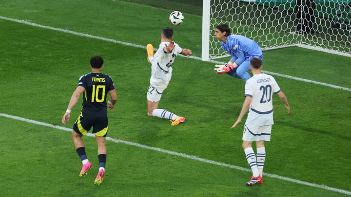 Fabian Schar a marqué un but contre-son-camp lors du match de la Suisse contre l'Ecosse