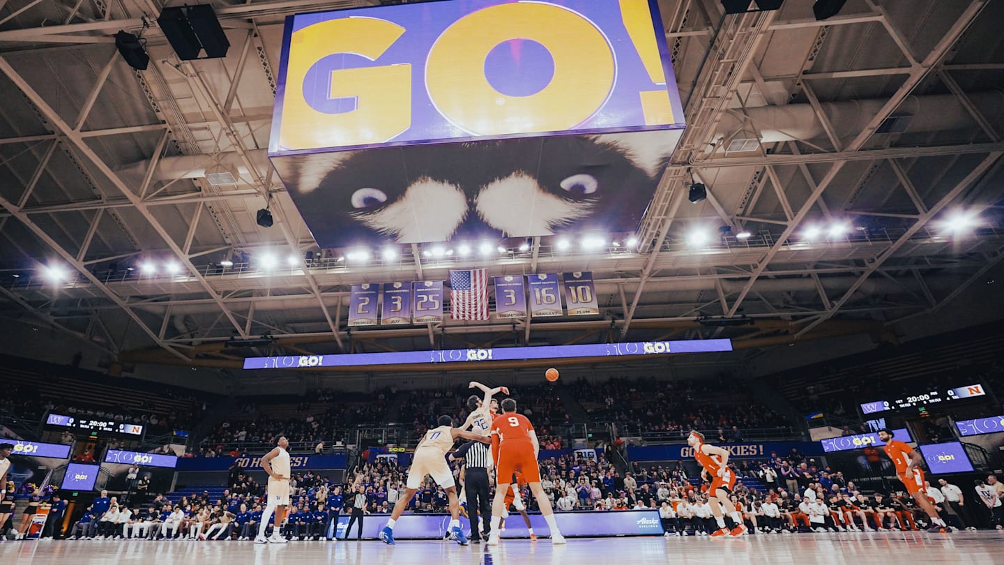 UW Basketball  Team Finds It Tough To Build Big Ten Homecourt Advantage