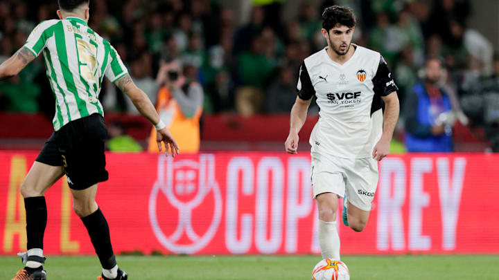 El Valencia tiene que vender jugadores y Guedes es una joya