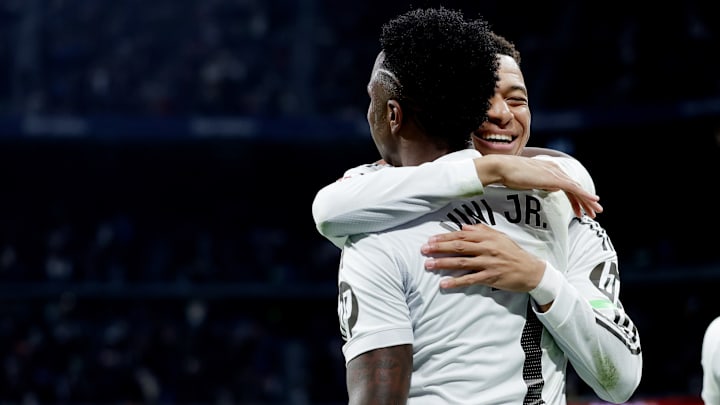 Mbappé e Vinícius Júnior celebrando após gol do Real Madrid Mbappé e Vinícius Júnior celebrando após gol do Real Madrid