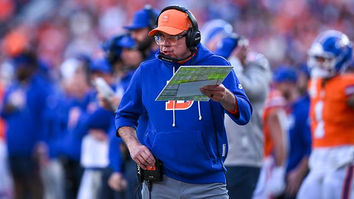 DENVER, CO - JANUARY 04: Denver Head Coach, Sean Payton on the sidelines during a game between the Los Angeles Chargers and the Denver Broncos at Empower Field at Mile High in Denver, CO on January 04, 2026. (Photo by Kevin Langley Icon Sportswire) NFL, American Football Herren, USA JAN 04 Chargers at Broncos EDITORIAL USE ONLY Icon202601013 DENVER, CO - JANUARY 04: Denver Head Coach, Sean Payton on the sidelines during a game between the Los Angeles Chargers and the Denver Broncos at Empower Field at Mile High in Denver, CO on January 04, 2026. (Photo by Kevin Langley Icon Sportswire) NFL, American Football Herren, USA JAN 04 Chargers at Broncos EDITORIAL USE ONLY Icon202601013