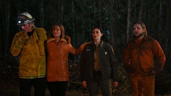 “Alert the Sheriff” – After a fire camp inmate escapes from Three Rock, the deputy sheriff with a surprising connection to the Leones, Mickey (Morena Baccarin), is called to investigate, on FIRE COUNTRY, Friday, April 12 (9:00-10:00 PM, ET/PT) on the CBS Television Network, and streaming on Paramount+ (live and on demand for Paramount+ with SHOWTIME subscribers, or on demand for Paramount+ Essential subscribers the day after the episode airs)*. Directed by series star, creator and executive