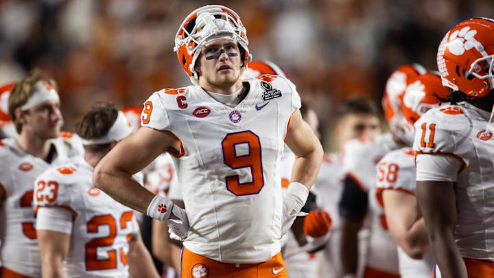 Dec 21, 2024; Austin, Texas, USA; Clemson Tigers tight end Jake Briningstool (9) against the Texas Longhorns during the CFP National playoff first round at Darrell K Royal-Texas Memorial Stadium. Dec 21, 2024; Austin, Texas, USA; Clemson Tigers tight end Jake Briningstool (9) against the Texas Longhorns during the CFP National playoff first round at Darrell K Royal-Texas Memorial Stadium.