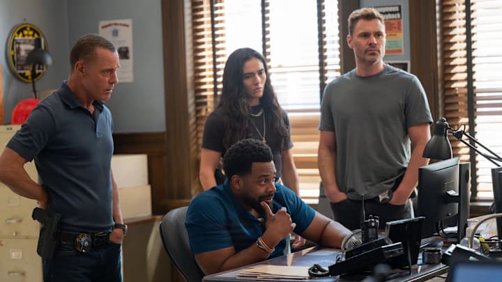 CHICAGO PD -- "Canaryville" Episode 1303 -- Pictured: (l-r) Jason Beghe as Hank Voight, LaRoyce Hawkins as Officer Kevin Atwater, Arienne Mandi as Eva Imani, Patrick John Flueger as Officer Adam Ruzek -- 